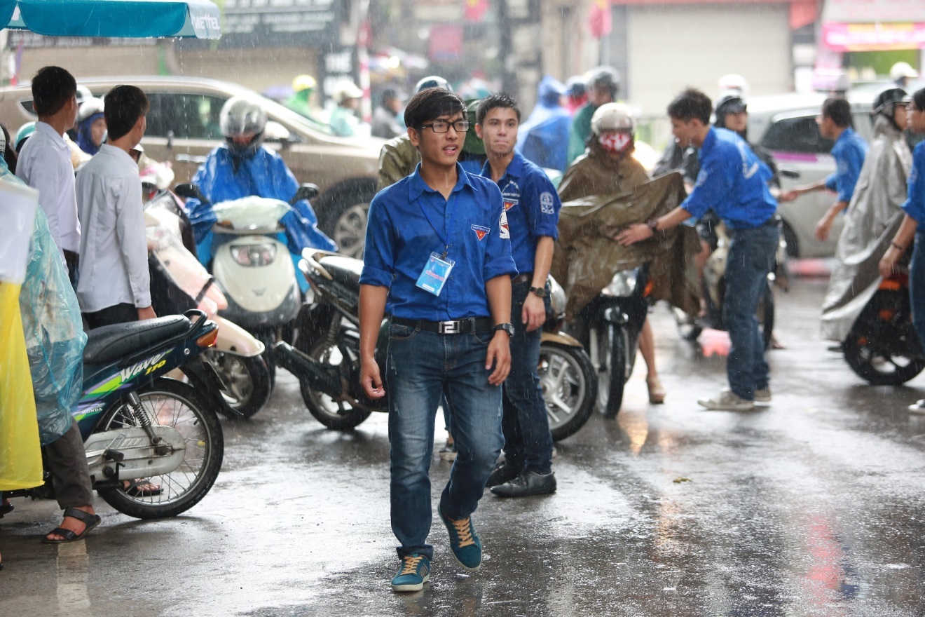 Bạn Q.H – một trong những chiến sĩ tình nguyện ở cụm ĐH Thủy lợi, Hà Nội chia sẻ: “Những ngày qua sẽ là kỉ niệm không bao giờ quên đối với mình. Lần đầu tiên mình hiểu được niềm hạnh phúc khi được giúp đỡ các bạn thí sinh vượt qua những bỡ ngỡ trong lần đầu đối diện thử thách lớn của cuộc đời”.