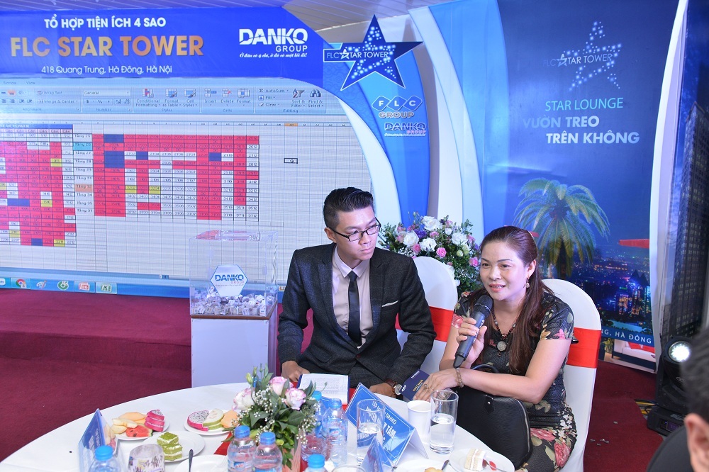 Chị Thoa, nhà ở số 55 Quang Trung, Hà Đông, ngay đối diện dự án, đã mua 2 căn hộ, một căn chị ở, một căn cho con trai năm sau lấy vợ.