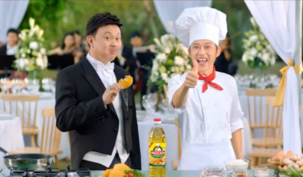 Tại đây anh gặp đầu bếp “quyến rũ nhất hành tinh” Hoài Linh, người đã “đánh gục” cả dàn nhạc bằng món gà chiên bằng dầu ăn Meizan “ngon không cưỡng nổi.