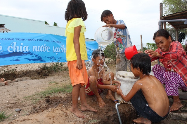 Lan tỏa tinh thần tiết kiệm nước - 2 Bà con xã Nhị Hà, Thuận Nam, Ninh Thuận vui mừng đón nguồn nước sạch