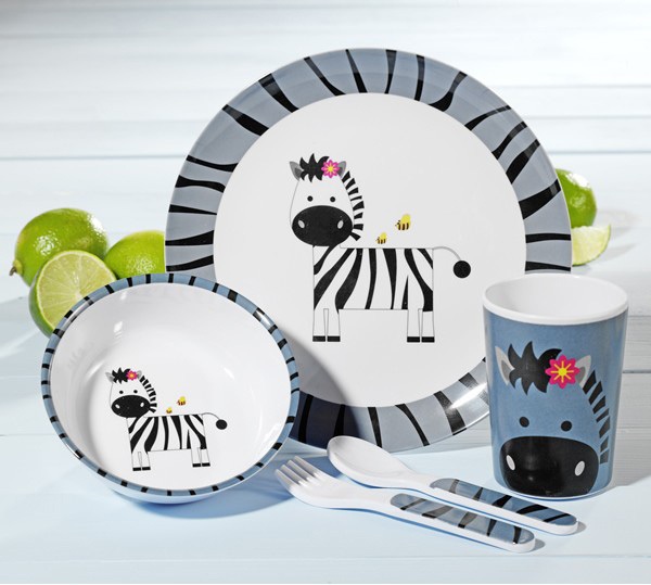 Và các thiên thần nhỏ chắc chắn cũng sẽ mê tít những món bát đĩa melamine có những hình thú quá đỗi đáng yêu này cho mà xem. Còn mẹ thì cứ yên tâm đi, bởi ưu điểm lớn nhất của nhựa melamine cao cấp chính là nhẹ và bền. Thế nên các mẹ cứ thoải mái cho bé học xúc đồ ăn mà không lo rơi, vỡ đồ như chén, đĩa sứ nhé.