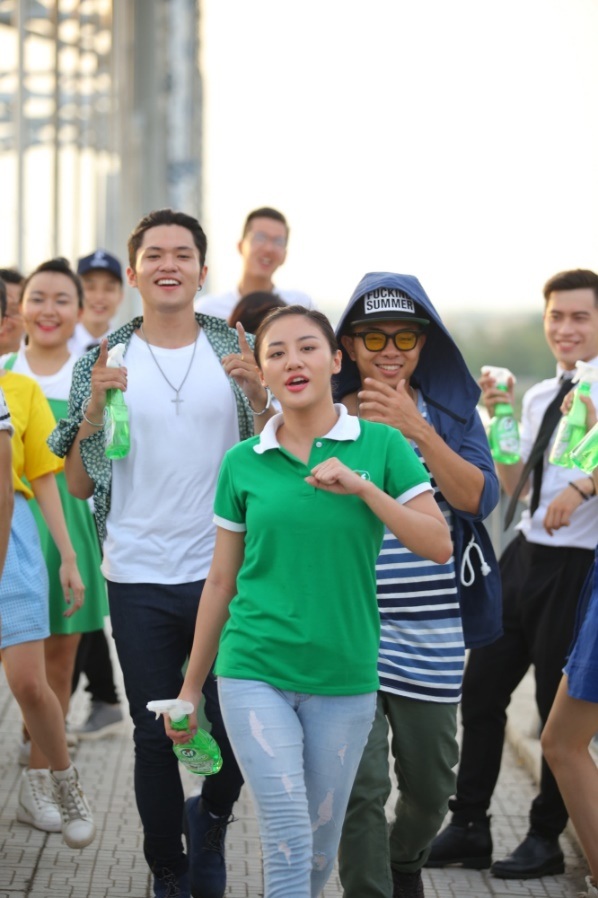 Ca sỹ Văn Mai Hương, Phúc Bồ “quậy tưng” trong MV mới - 1 Ca sỹ Văn Mai Hương, Phúc Bồ “quậy tưng” trong MV mới - 1