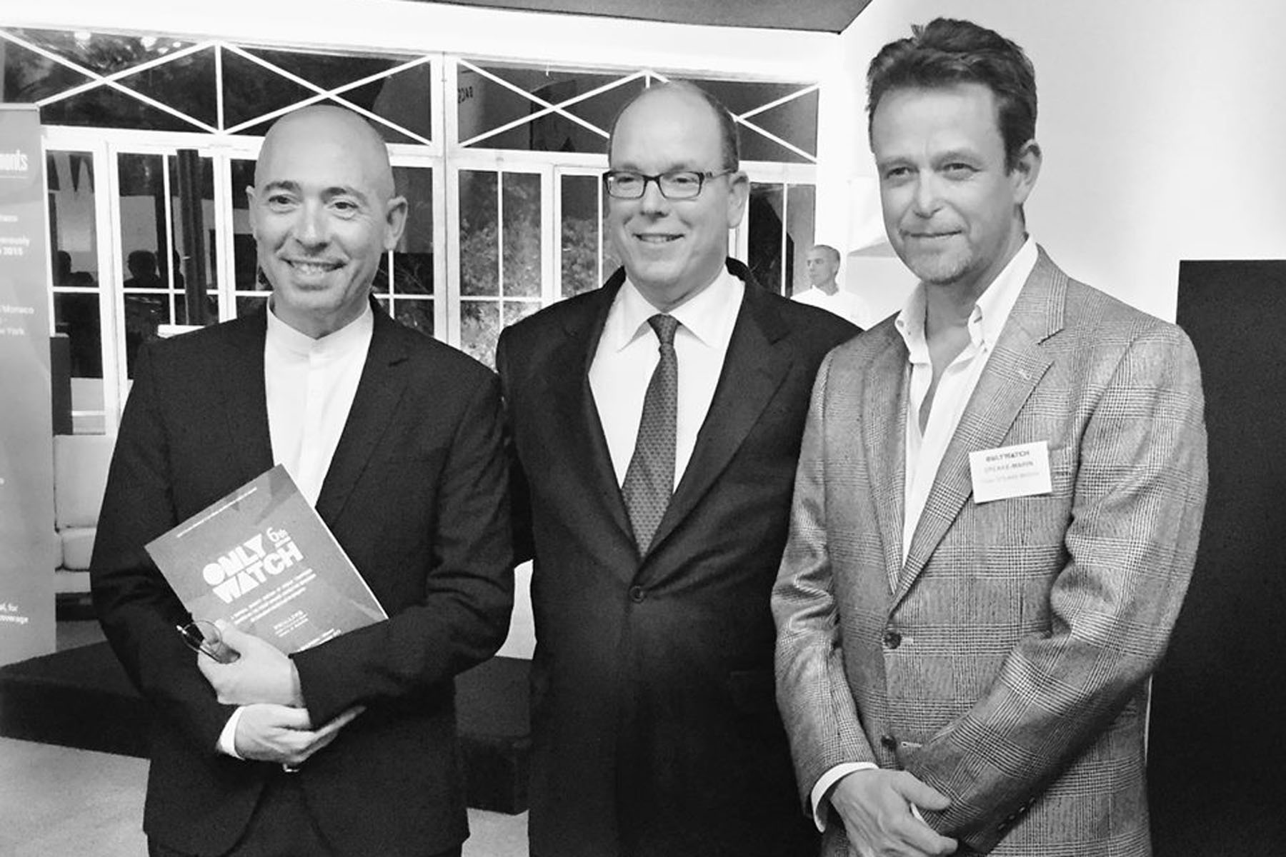 Người làm đồng hồ cho nguyên thủ quốc gia đến Việt Nam - 3  Hoàng tử Monaco Albert II (giữa), một trong những thành viên hoàng tộc giàu nhất thế giới, là người hâm mộ nhiệt thành những tác phẩm của Peter Speake-Marin.