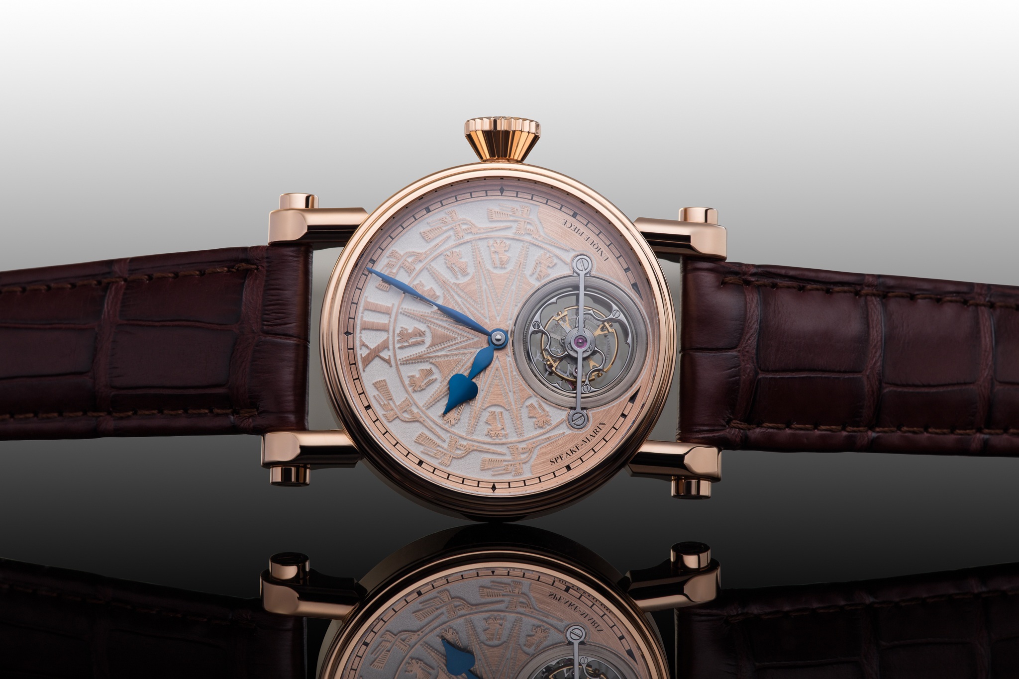 Bảo vật Speake-Marin Dong Son Tourbillon thứ 3 và thứ 4 đã được giao đến tay nhà sưu tập Việt Nam - 4 Chiếc đồng hồ Speake-Marin Dong Son Tourbillon mặt số bằng vàng khối 18k với lớp nền màu trắng.