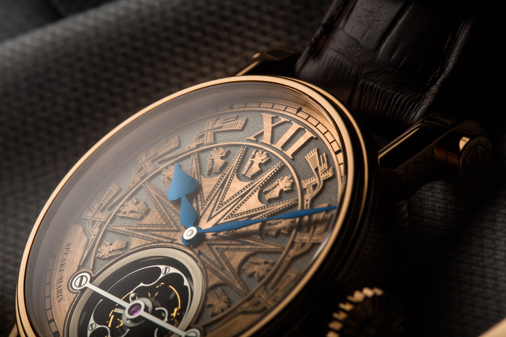 Bảo vật Speake-Marin Dong Son Tourbillon thứ 3 và thứ 4 đã được giao đến tay nhà sưu tập Việt Nam - 7 Mỗi nét chạm mặt số chỉ sâu chính xác 0,3 mimlimet trên bề mặt vàng 18K dày vẻn vẹn 1 milimet. Sau khi chạm chi tiết, mặt đồng hồ còn phải trải qua quá trình xử lý “matte” để tạo được sắc độ tương phản tuyệt vời.