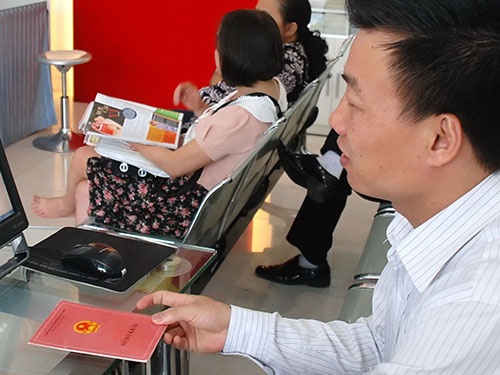 Vợ cũ của chồng chưa tách khẩu, người vợ mới muốn nhập khẩu vào phải làm gì? - 1 Thủ tục nhập tách khẩu hiện đã được đơn giản hóa. (Ảnh minh họa)