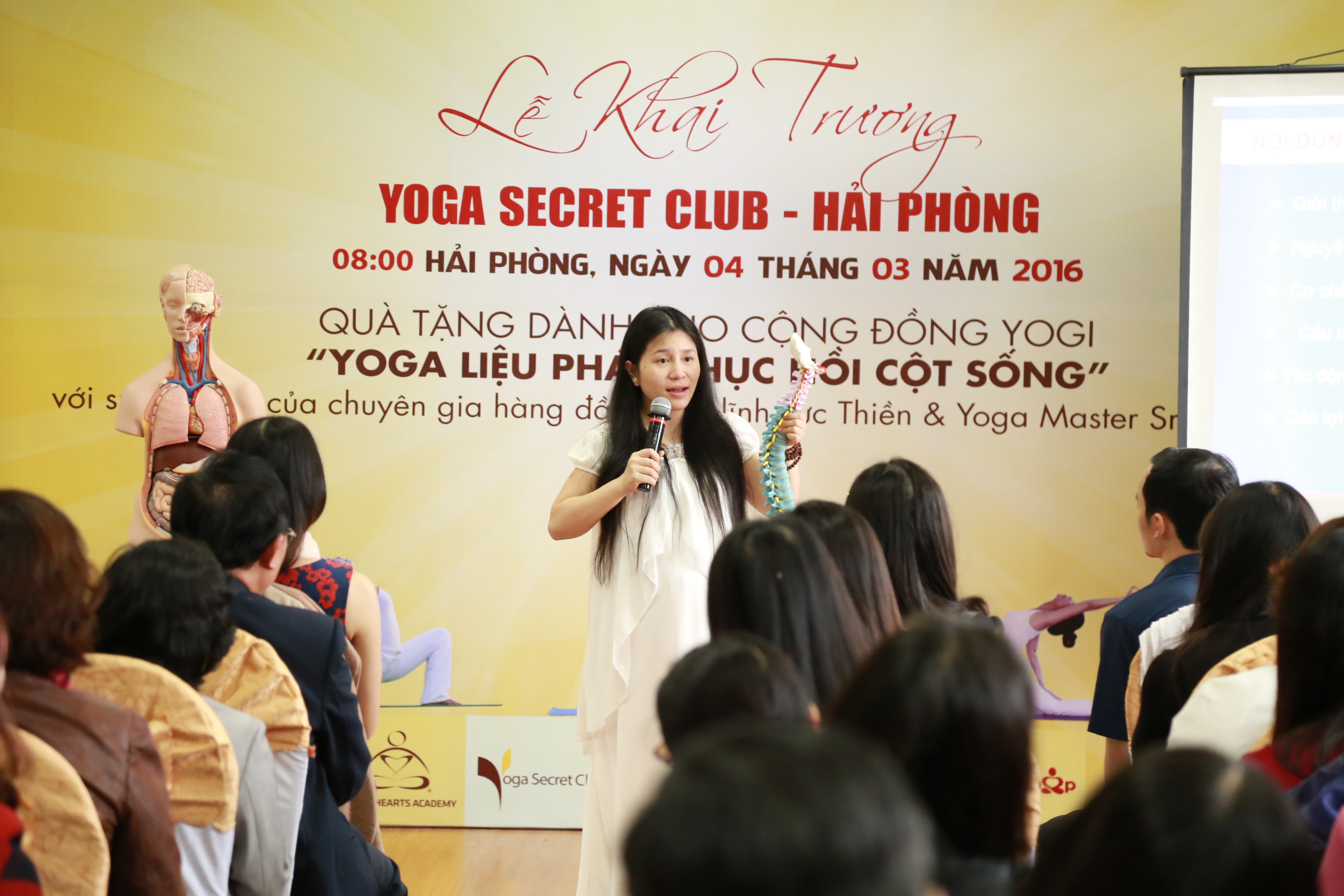 Master Sridevi Tố Hải - chủ tịch công ty Thiền và Yoga Trái Tim Vàng Việt Nam trao đổi với học viên.