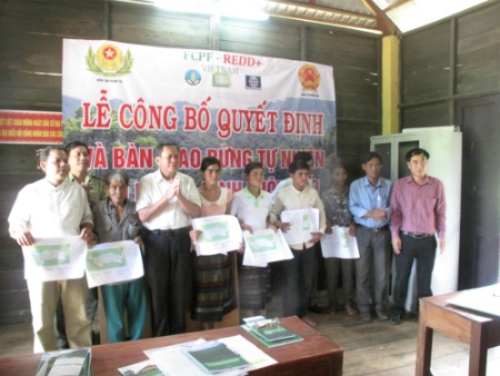 Nơi người dân thoát đói nghèo nhờ rừng - 1 Người dân xã Hướng Sơn, huyện Hướng Hóa, tỉnh Quảng Trị vui mừng nhận quyết định bàn giao rừng.