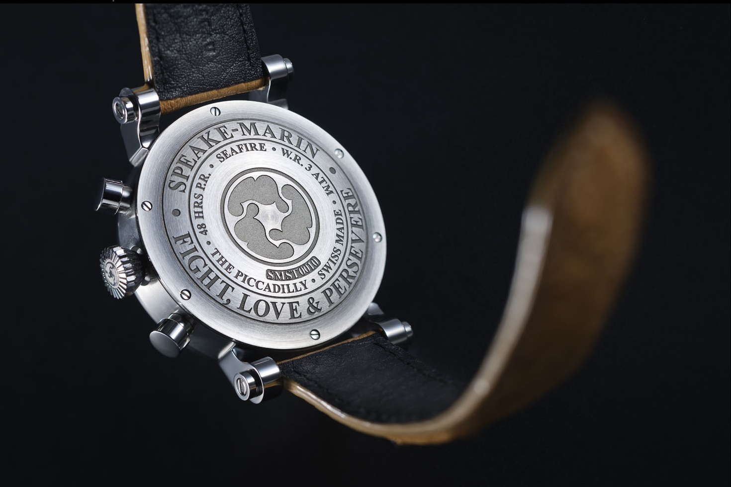 Mặt sau thân vỏ của hai mẫu đồng hồ này điêu khắc dòng chữ “FIGHT, LOVE & PERSEVERE với ngụ ý sâu sắc tới chủ nhân rằng: “hãy sống, chiến đấu và yêu hết mình-đừng bao giờ từ bỏ ước mơ”.