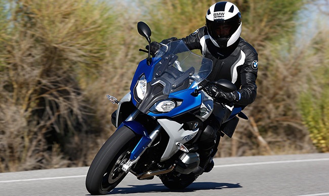 a-biker-takes-the-2016-bmw-r-1200-rs-for-a-spin-8f605