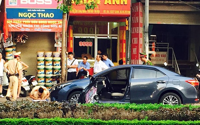 Lại chuyện mở cửa xe không quan sát - 1 Một vụ tai nạn do mở cửa ôtô không quan sát tại phố Lạc Long Quân - Hà Nội - ảnh Bạn đọc cung cấp
