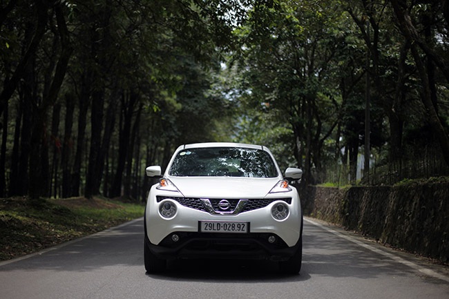 Nissan Juke - Phong cách người Anh - 5 So với phiên bản cũ, Nissan Juke mới tại Việt Nam có thềm đèn pha thiết kế mới, đèn pha dạng chiếu và cụm đèn led chiếu sáng ban ngày hình mũi tên