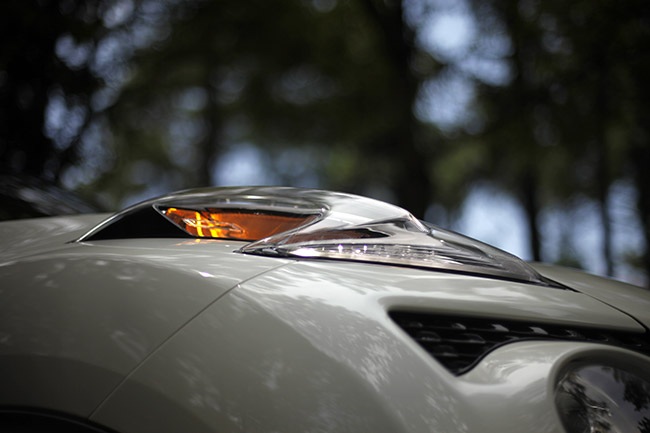 Nissan Juke - Phong cách người Anh - 4 Cụm đèn báo rẽ và đèn led chiếu sáng ban ngày của Juke thiết kế nổi hẳn trên mũi xe. Thiết kế này khác hẳn so với mẫu xe tiền nhiệm hình thoi khá đơn điệu