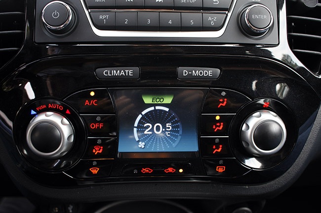 Nissan Juke - Phong cách người Anh - 17
Nếu như ở chế độ điều hoàn Climate thì thông tin hiển thị theo màu đỏ và thông tin hiển thị ở màn hình chính giữa. Trong khi nếu ở chế độ lái D-Mode, các chữ sẽ hiển thị màu trắng, với các chế độ lái khác nhau như Normal/Sport/Eco