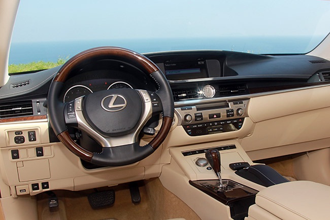 Thời gian tới, mẫu Lexus ES250 sử dụng động cơ I4 2.0L vừa xuất hiện đầu năm 2015 cũng sẽ được đưa về Việt Nam