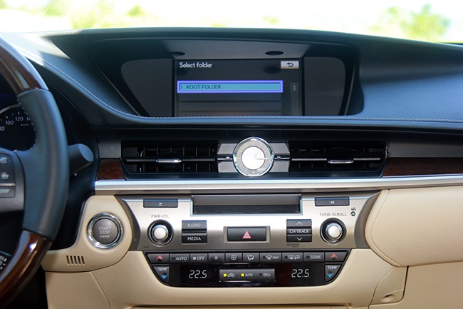 
Bố trí bảng điều khiển với đồng hồ có thiết kế khá cổ điển (nhưng điều khiển điện tử) ngay phía trước
