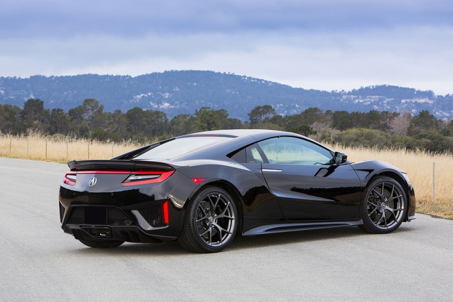Acura không công bố giá bán NSX nhưng dự báo mẫu xe này sẽ có giá bán khoảng 140.000 USD, tương đương với các đối thủ Audi R8 V10 và Porsche 911 Turbo