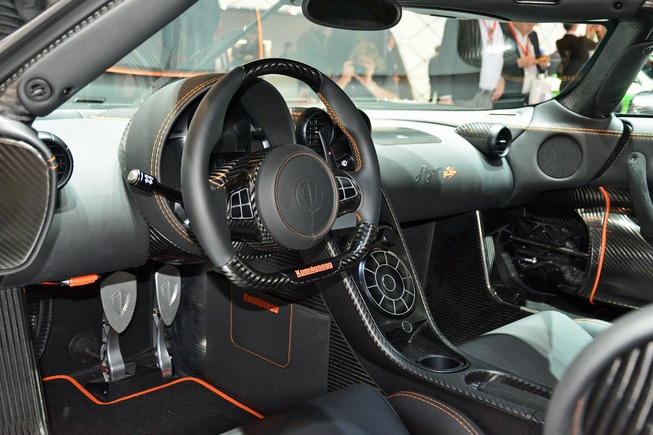 Koenigsegg mang cỗ máy Agera 1.160 mã lực đến Mỹ - 10 HIện giá bán chính thức của Agera RS chưa được Keonigsegg công bố chính thức, trong khi đó mẫu Agera S mới được bán cho một khách hàng người Singapore là 4,2 triệu USD