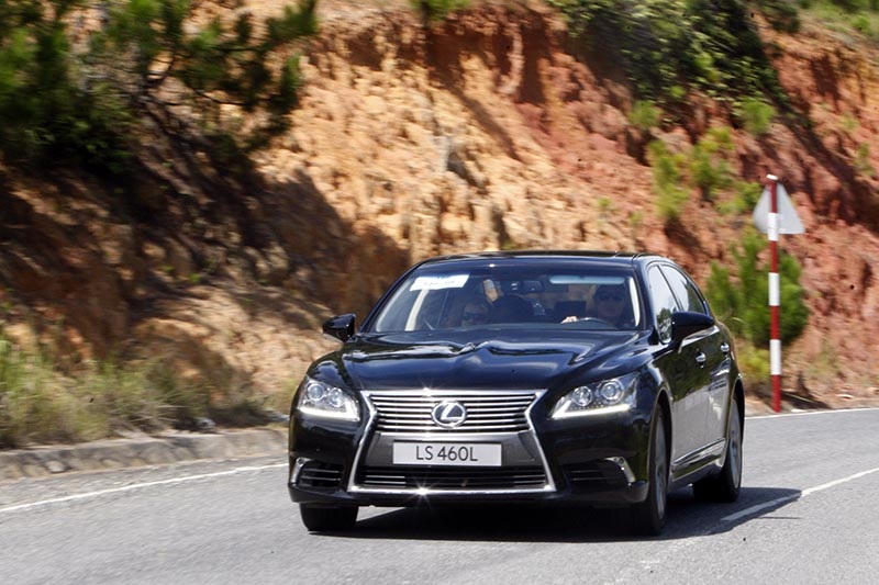 Lexus LS460L - Mẫu xe của những người thành đạt - 2 Lexus LS460L - Mẫu xe của những người thành đạt - 2