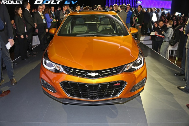 Chevrolet Cruze hatchback 2017 chính thức ra mắt - 1 Chevrolet Cruze hatchback ra mắt Detroit Auto Show 2016