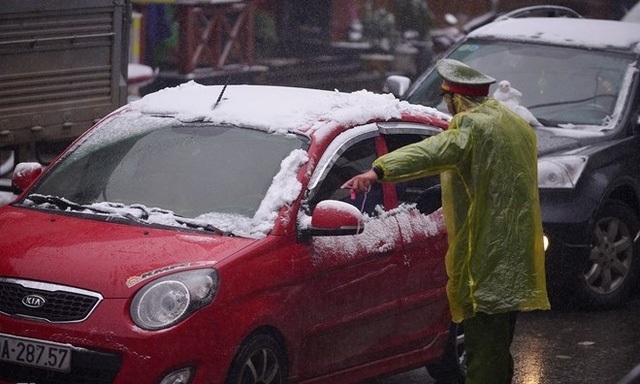 Băng tuyết không phải lúc nào cũng đẹp - 7
Ôtô với băng tuyết ngập nóc xe tại Sapa - ảnh báo Giaothông