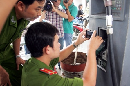 Ôtô dùng xăng kém chất lượng: Bảo hiểm sẽ không đền bù - 2 Kiểm tra chất lượng xăng dầu tại một trạm cung cấp ở Tp Hồ Chí Minh - ảnh Trung Kiên