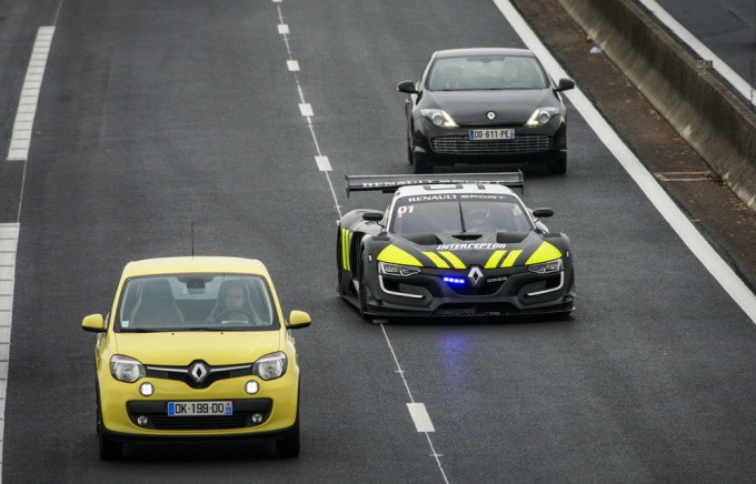 Renault Sport RS 01 Interceptor giả làm xe tuần tra - 1 Renault Sport RS 01 Interceptor giả làm xe tuần tra - 1
