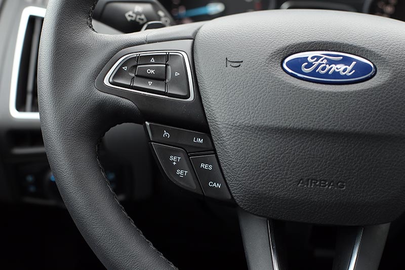 Vì sao Ford Focus 1.5L đắt hơn Focus 1.6L? - 3
Hệ thống điều khiển hành trình và hạn chế tốc độ
