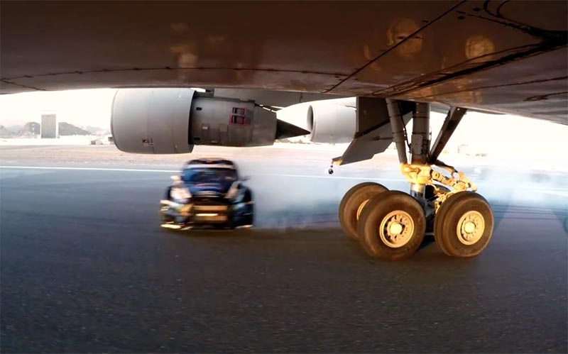 Ken Block tiếp tục "làm loạn" tại Dubai - 3 Ken Block tiếp tục "làm loạn" tại Dubai - 3