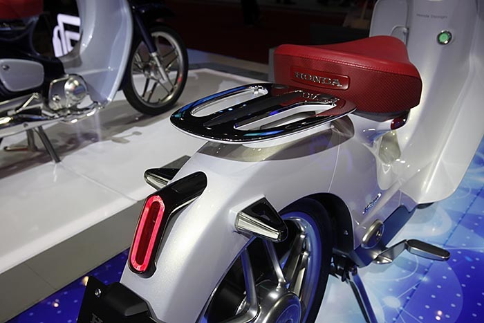 Honda Cub concept - Xe máy cho tương lai - 8
Với EV Cub concept - mẫu xe đã ra đời từ năm 2009, Honda cho biết thị trường Nhật Bản sẽ là nơi đón nhận chiếc xe đầu tiên vào năm 2018 tới đây, sau đó là các thị trường lớn của Honda như ASEAN, Ấn Độ…