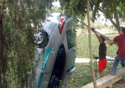Kỹ năng thoát hiểm khi ôtô rơi chìm xuống nước - 1 Kỹ năng thoát hiểm khi ôtô rơi chìm xuống nước - 1