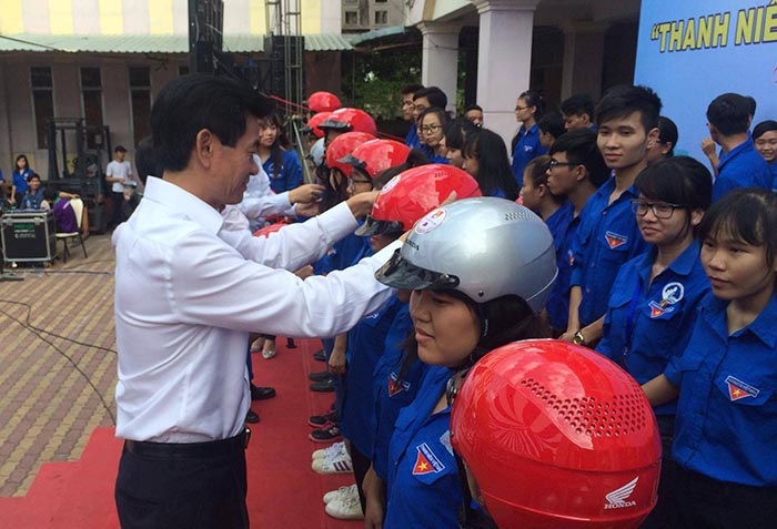 Tặng 1.000 mũ bảo hiểm cho Đoàn viên thanh niên tỉnh Bình Dương - 2 Tặng 1.000 mũ bảo hiểm cho Đoàn viên thanh niên tỉnh Bình Dương - 2