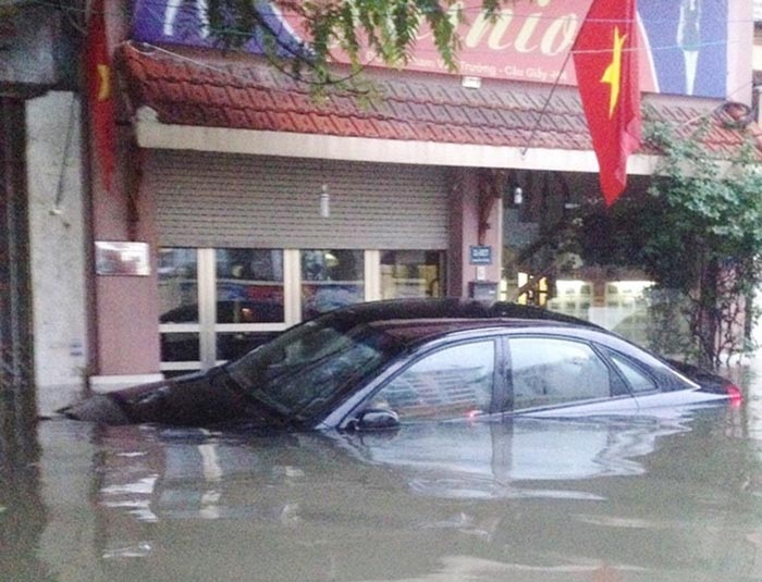 
Chiếc Toyota Camry ngập bên vỉa hè đường Xuân Thủy - Cầu Giấy. Ảnh: Hà Trang
