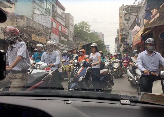 Nếu gặp tình huống này, bạn sẽ làm gì? Bấm còi hay gào thét?