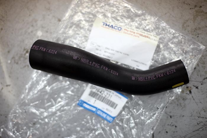 Đoạn ống nối từ cổ bình xăng về bình xăng bằng cao su