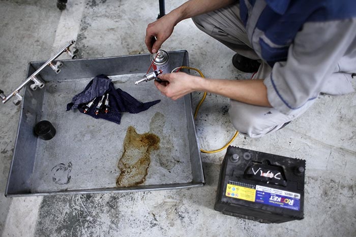 Đặc biệt cần lưu ý trường hợp một số cơ sở sửa xe thực hiện không đúng quy trình sửa lỗi khi sử dụng bình dung dịch vệ sinh động cơ để thông tắc kim phun mà bỏ qua bước sục bằng sóng siêu âm.