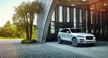 Mẫu crossover đầu tiên của Jaguar chính thức có giá bán - 2