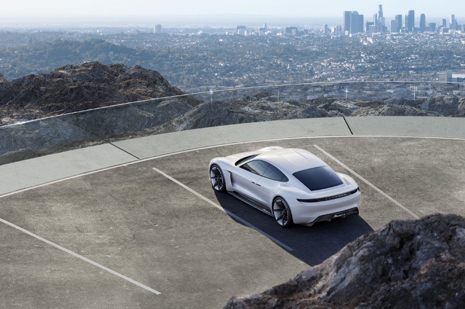 Porsche quyết tâm hạ bệ Tesla - 1
Porsche Mission-E concept