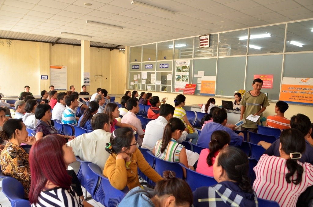 
Người dân đợi cấp đổi giấy phép lái xe tại bộ phận Một cửa
