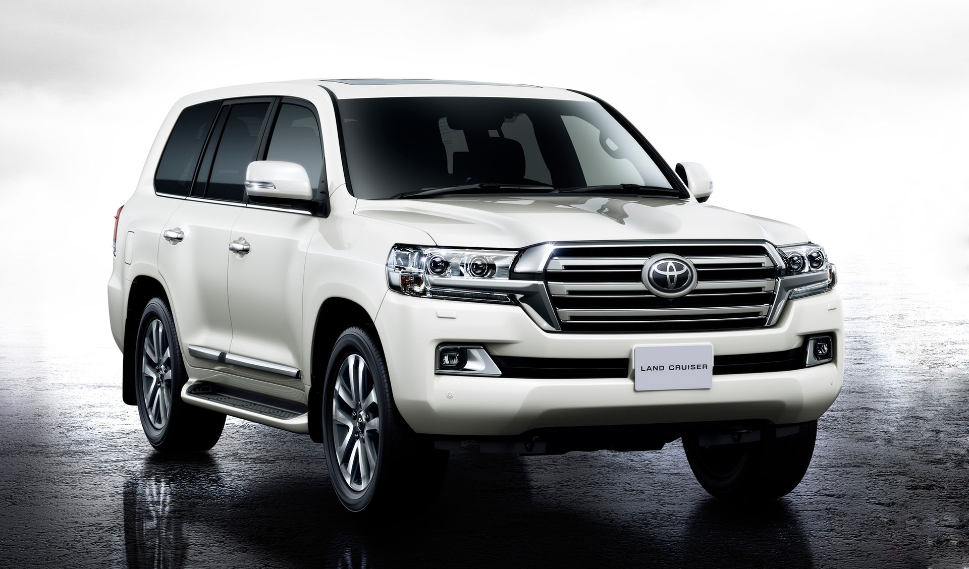 Suzuki và Subaru giá không thay đổi, Toyota công bố giá bán mới - 2
Giá xe Toyota Land Cruiser VX tăng thêm 870 triệu đồng vì thuế TTĐB tăng