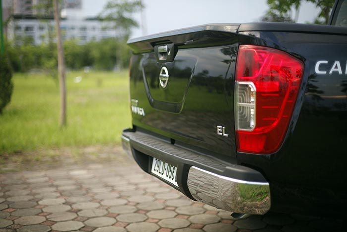 Navara EL - Sự “chịu chơi” của Nissan - 7
Một số thiết bị ngoại thất đáng chú ý của mẫu xe này bao gồm: cụm đèn hậu công nghệ Led, gương chiếu hậu tích hợp đèn báo rẽ, cánh lướt gió tích hợp trên thùng xe, các chi tiết mạ crom ở bậc lên xuống, tay nắm cửa...