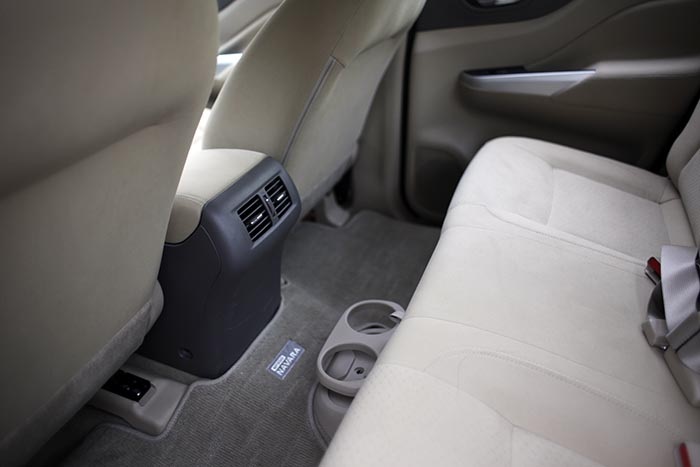 Navara EL - Sự “chịu chơi” của Nissan - 11 Khe gió và hốc đề chai nước là một thiết kế khá hữu dụng cho hàng ghế sau