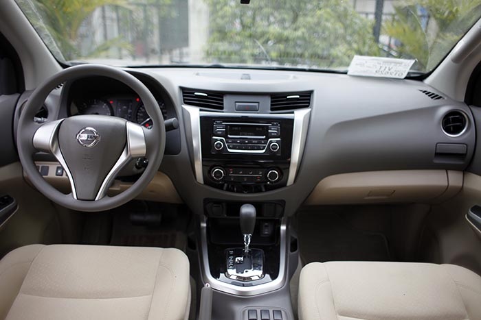 Navara EL - Sự “chịu chơi” của Nissan - 8
Bố trí khoang lái của Navara EL với nhiều đường nét thừa hưởng từ chiếc Teana; tuy nhiên, do bài toán cạnh tranh về giá bán đã khiến mẫu xe này không có một số tính năng giải trí như các mẫu xe khác, dù vẫn có các hệ thống giải trí với ổ CD 6 loa có hỗ trợ kết nối AUX, USB...