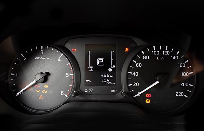 Navara EL - Sự “chịu chơi” của Nissan - 9
Bảng đồng hồ chính vẫn với dạng kim truyền thống và màn hình LCD hiển thị các mức tiêu hao nhiên liệu và hành trình