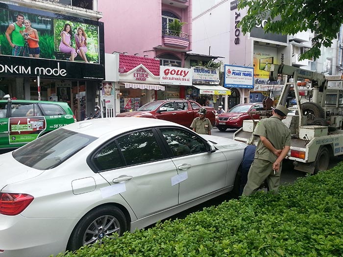 Thay đổi mức phạt với hành vi gây tai nạn nhưng không dừng xe - 1
Cảnh sảt giao thông Quận 3, Tp Hồ Chí Minh đuổi theo chiếc xe BMW biển kiểm soát 63A - 017.47 bỏ chạy sau khi gây tai nạn tại đường Nam Kỳ Khởi Nghĩa