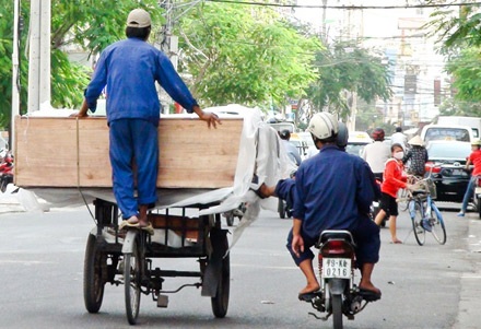 Đi môtô, xe gắn máy trên vỉa hè bị phạt tới 400.000 đồng - 1 Đi môtô, xe gắn máy trên vỉa hè bị phạt tới 400.000 đồng - 1