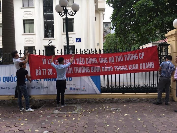 Giữ hay bỏ các điều khoản "chính hãng" trong Thông tư 20? - 2
Nhiều doanh nghiệp giăng biểu ngữ trước cổng Bộ Công thương đề nghị bỏ các điều khoản của Thông tư 20/2011, trong khi đó các nhà nhập khẩu chính hãng tố VCCI đã bỏ qua họ khi thu thập ý kiến doanh nghiệp về Thông tư 20 này. (Ảnh Nguyễn Tuyền)