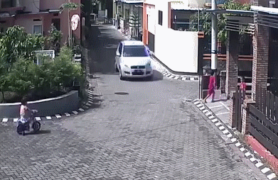 Trẻ em ra đường - Cha mẹ hãy cẩn trọng - 1 Trẻ em ra đường - Cha mẹ hãy cẩn trọng - 1