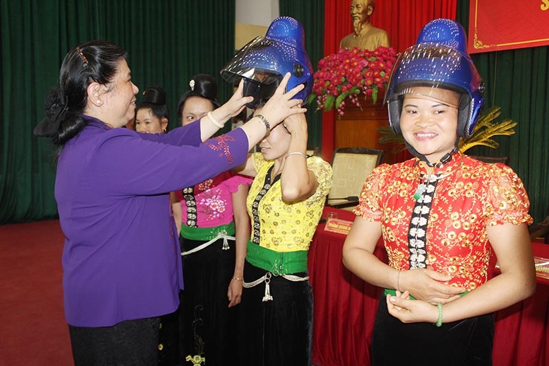 Mũ bảo hiểm độc nhất thế giới, chỉ có tại Việt Nam - 1
Trong năm 2016, đã có hơn 5.000 mũ bảo hiểm đạt chuẩn được Honda trao tặng học sinh, sinh viên và người dân trên toàn quốc