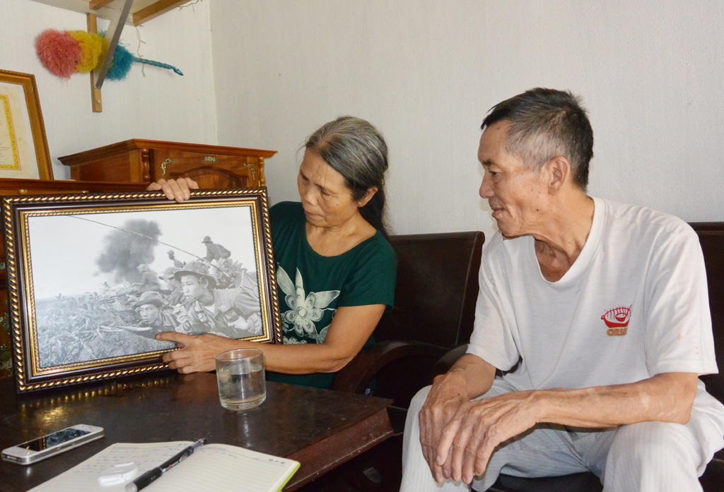 vo-chong-ong-quang-ben-buc-anh-xung-phong-24072015-54e37 vo-chong-ong-quang-ben-buc-anh-xung-phong-24072015-54e37